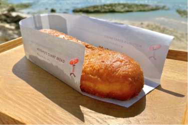 沖縄の真っ青な海が一望できるパン屋、A5ランク黒毛和牛を使用したカレーパン専門店 もとむのカレーパン