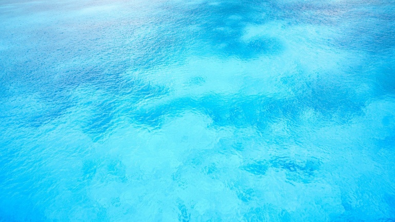 沖縄エメラルドグリーンの海青くキレイな理由