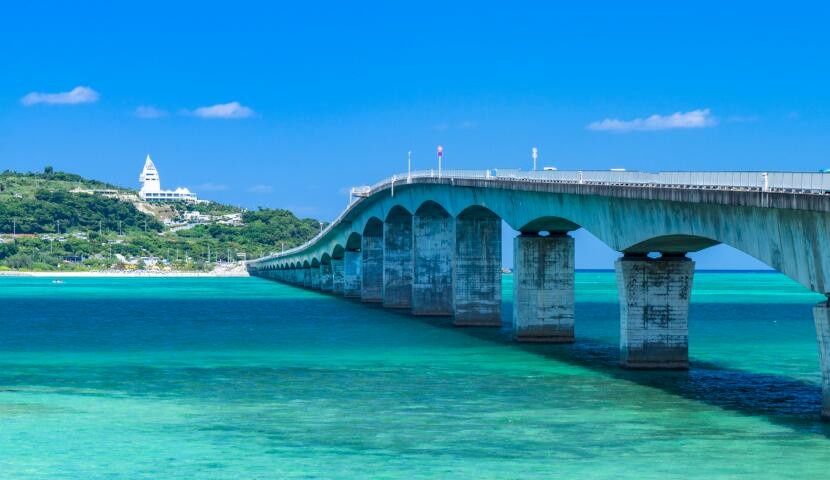 沖縄旅行や沖縄観光で絶対に立ち寄りたいおすすめの離島、青い海が魅力の古宇利島