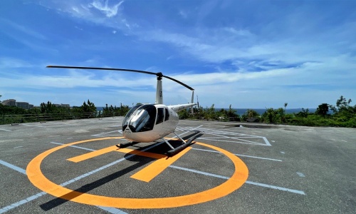 沖縄の空に飛び立つヘリコプター運行・遊覧がスタート