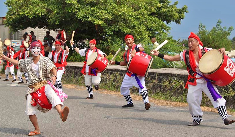 沖縄の伝統舞踊エイサー