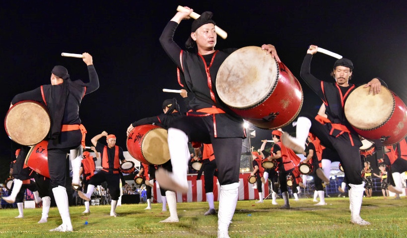 沖縄の伝統舞踊エイサー