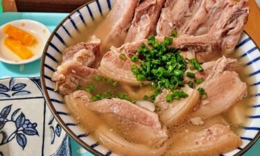 精肉店が営む本気すぎる豪快肉盛り沖縄そば「お肉のお店 仲村」