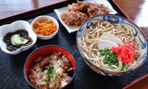 王道の沖縄そば 楚辺そば