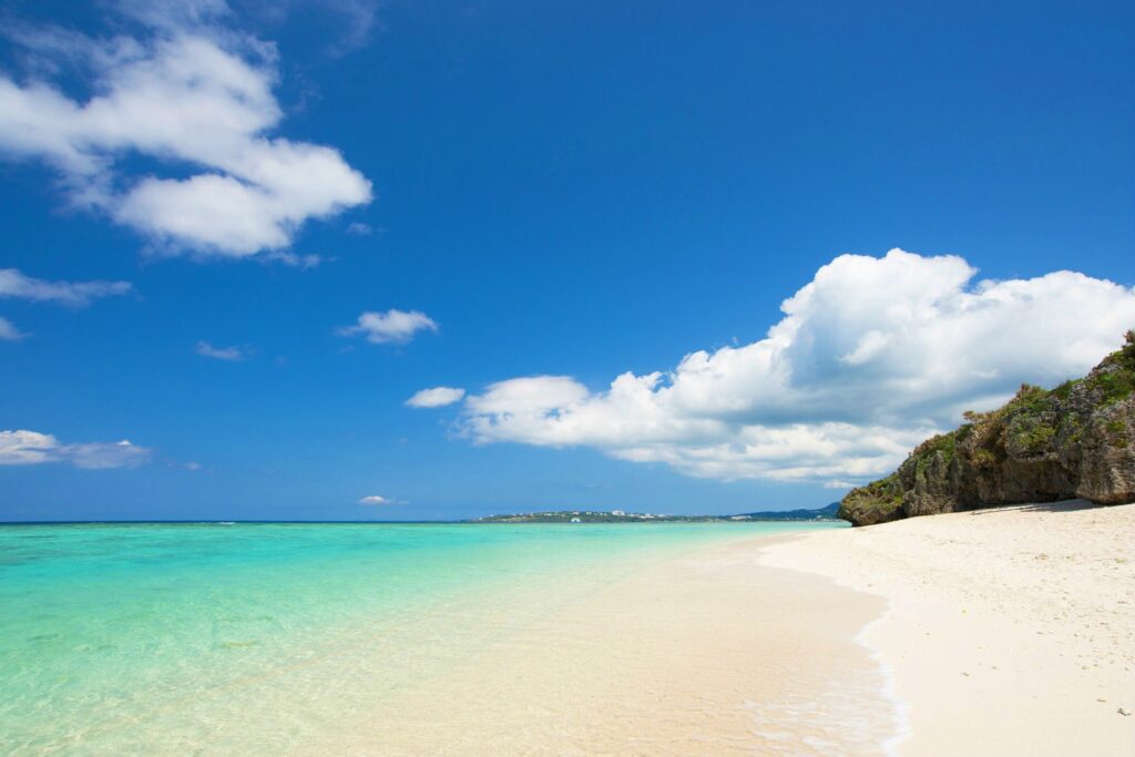年間を通して雨やくもりの天気が多い沖縄、たまに晴れる日には沖縄の海が良く映える。