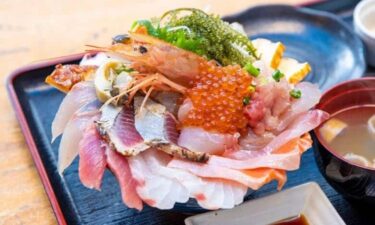 魚屋直営すし食堂 魚まるでは、安い・旨い・ボリューム3拍子揃った絶品海鮮グルメが味わえる。