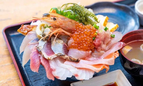 魚屋直営すし食堂 魚まるでは、安い・旨い・ボリューム3拍子揃った絶品海鮮グルメが味わえる。