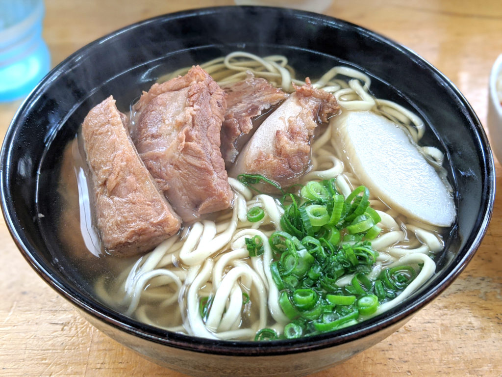 心の癒やしを求めて沖縄そばを食す沖縄旅へ出かけよう