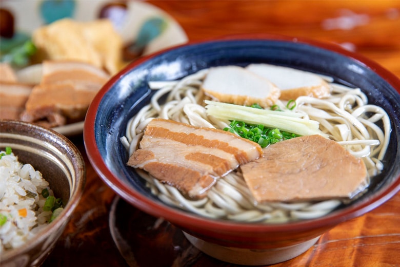心の癒やしを求めて沖縄そばを食す沖縄旅へ出かけよう