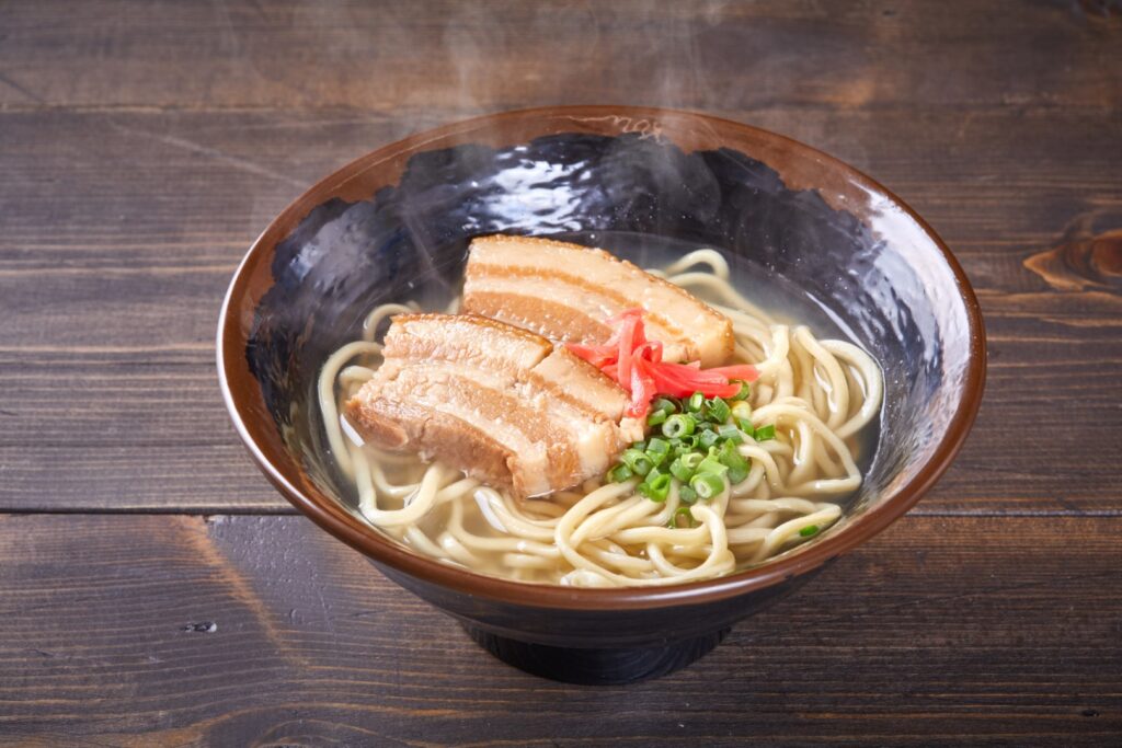 心の癒やしを求めて沖縄そばを食す沖縄旅へ出かけよう