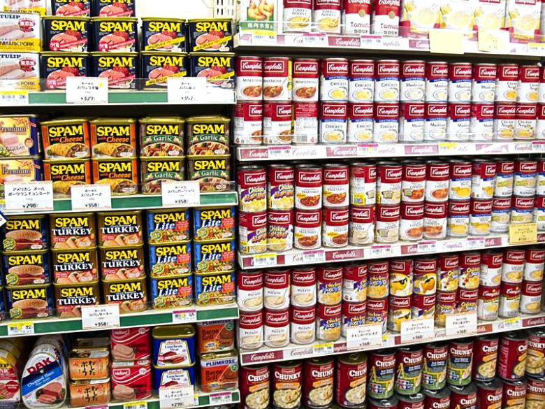 沖縄のローカルスーパーは、観光客にとってまるでディズニーランド