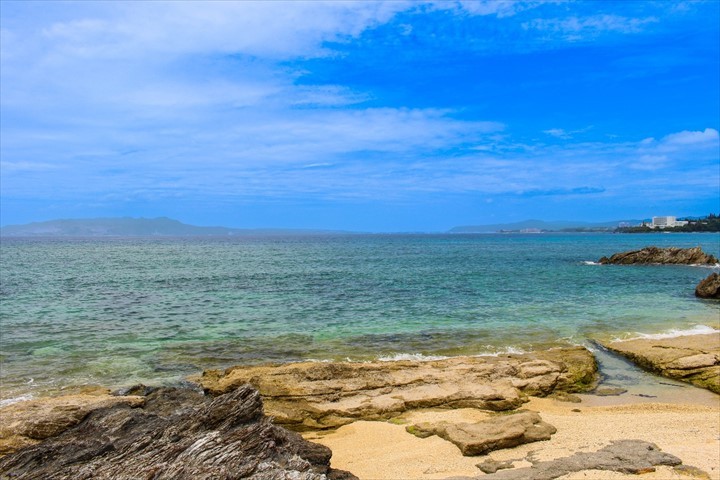 沖縄県民はほとんど水着を着ない。海で水着を着ているのはほぼ観光客である…