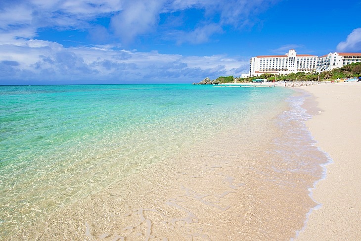 観光客だけが水着姿になる“沖縄の海のリアル”を楽しく解説