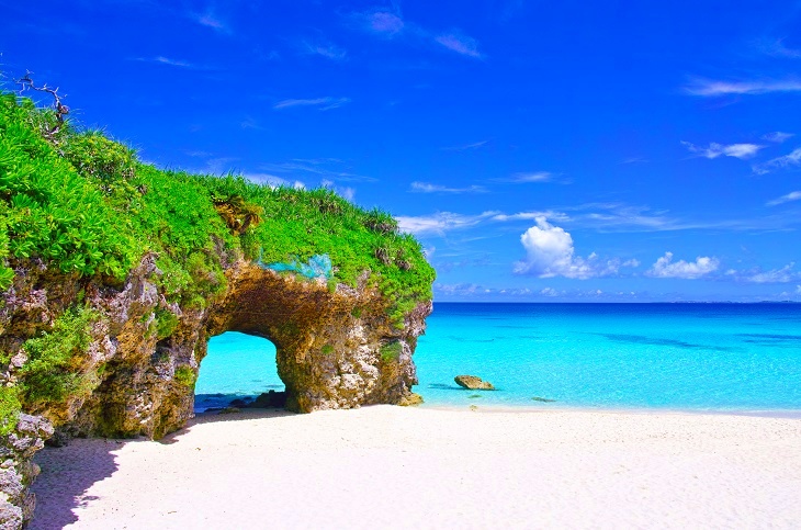 沖縄は日本屈指の観光立県、その華やかさとは裏腹に、子どもの貧困率が全国ワースト